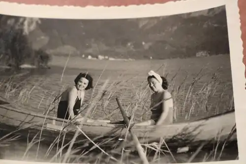 tolles altes Foto zwei  hübsche Frauen im Boot 40er Jahre 