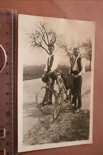 tolles altes Foto - zwei Männer mit Fahrrädern auf Tour 1929