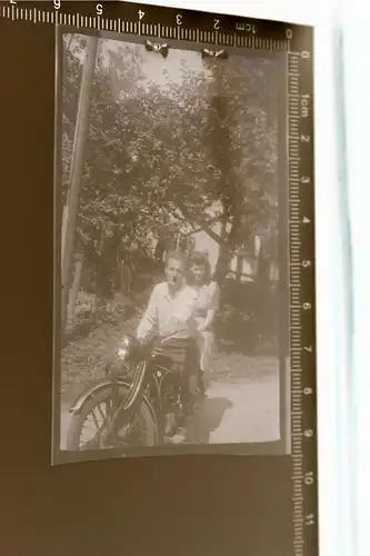 tolles altes Negativ - Frau und Mann auf Oldtimer Motorrad BMW 