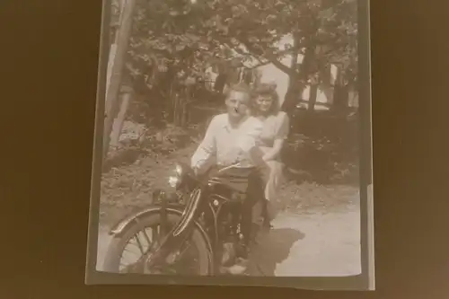 tolles altes Negativ - Frau und Mann auf Oldtimer Motorrad BMW