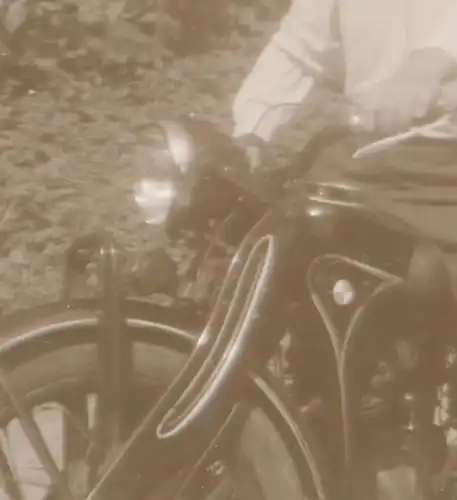 tolles altes Negativ - Frau und Mann auf Oldtimer Motorrad BMW