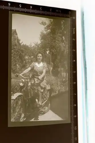 tolles altes Negativ - Frau auf Oldtimer Mofa ??? Firma Meister ? 
