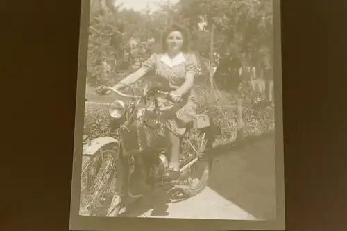 tolles altes Negativ - Frau auf Oldtimer Mofa ??? Firma Meister ? 