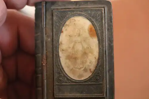 tolle alte Kupferschatulle ? Bronze ?? als Buch mit Engelmotiv - Alter ??
