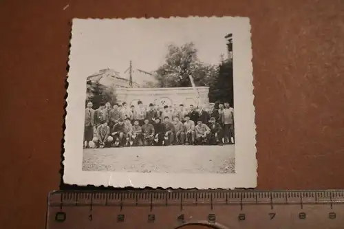 tolles altes Foto Gruppe Bergbauarbeiter - Denkmal - Ort ?? 20-30er Jahre