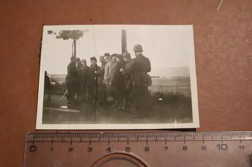 altes Foto - Soldaten in vers. Uniformen - letztes Aufgebot ??? alte Männer 