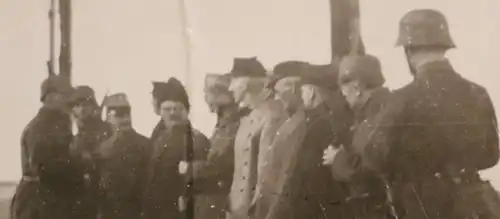 altes Foto - Soldaten in vers. Uniformen - letztes Aufgebot ??? alte Männer