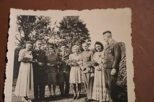 tolles altes Foto hübsche Frauen und Soldaten