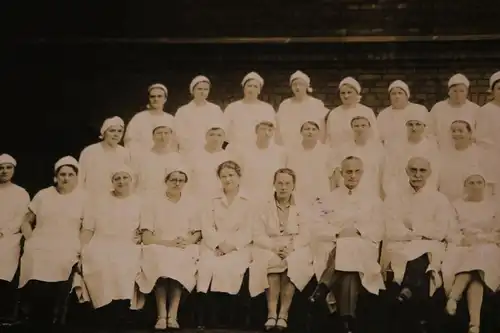 tolles altes Gruppenfoto Ärzte ? und Krankenschwestern ? Breslau ?  1931