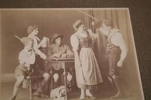 zwei tolle alte Fotos - Personen in Trachten - Schauspiel ? Hamburg 1900-1920 ?