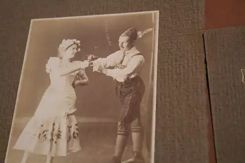 zwei tolle alte Fotos - Personen in Trachten - Schauspiel ? Hamburg 1900-1920 ?