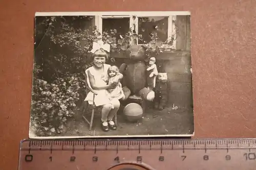 tolles altes Foto Mädchen mit Puppe, Teddybär und anderem Spielzeug 1910-20 ?