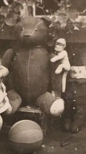tolles altes Foto Mädchen mit Puppe, Teddybär und anderem Spielzeug 1910-20 ?
