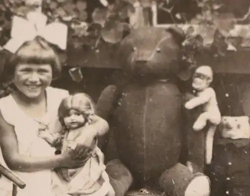 tolles altes Foto Mädchen mit Puppe, Teddybär und anderem Spielzeug 1910-20 ?