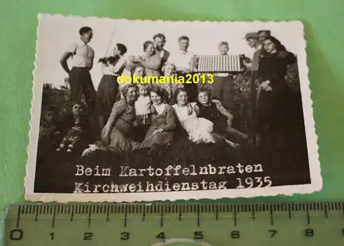 tolles altes Foto - Gruppe Personen Kartoffelnbraten Kirchweihdienstag 1935 ???