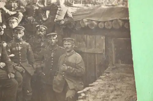 tolles altes Foto - Gruppe Soldaten im Schützengraben  Unterstand Russland 1918
