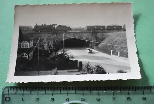 tolles altes Foto - Dampflok mit Personenwaggons überfahren eine Brücke