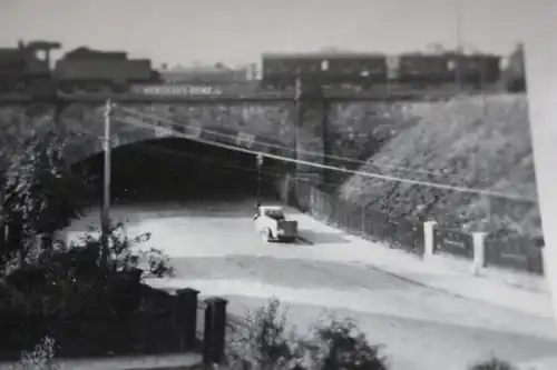 tolles altes Foto - Dampflok mit Personenwaggons überfahren eine Brücke