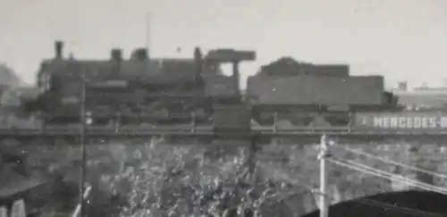 tolles altes Foto - Dampflok mit Personenwaggons überfahren eine Brücke