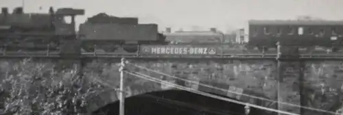 tolles altes Foto - Dampflok mit Personenwaggons überfahren eine Brücke