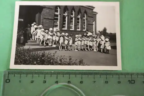 tolles altes Foto - kleine Kinder in einer Reihe - Kindergarten - Ort ???