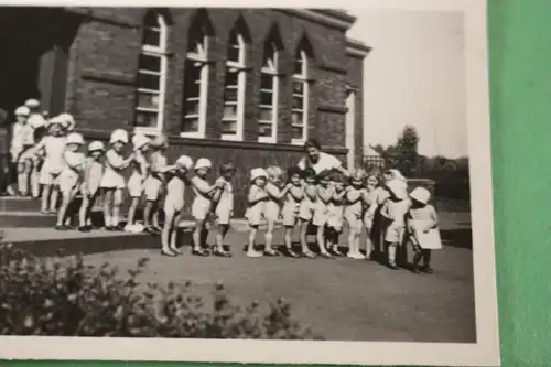 tolles altes Foto - kleine Kinder in einer Reihe - Kindergarten - Ort ???