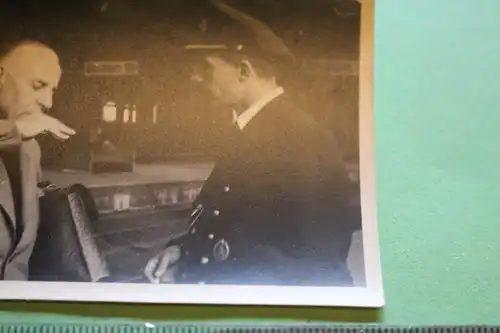 tolles altes Foto - Offizier Kriegsmarine ? mit Person auf Bahnhof Wiesbaden