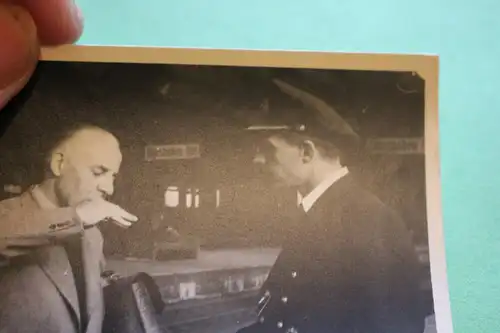 tolles altes Foto - Offizier Kriegsmarine ? mit Person auf Bahnhof Wiesbaden