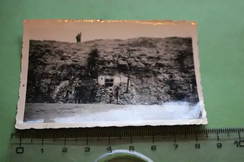 tolles altes Foto - Soldaten vor Bunker im Fels - Sandsäcke
