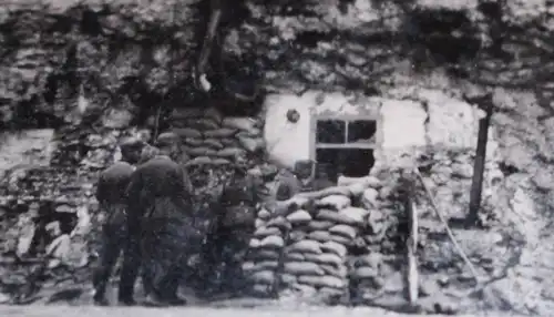 tolles altes Foto - Soldaten vor Bunker im Fels - Sandsäcke