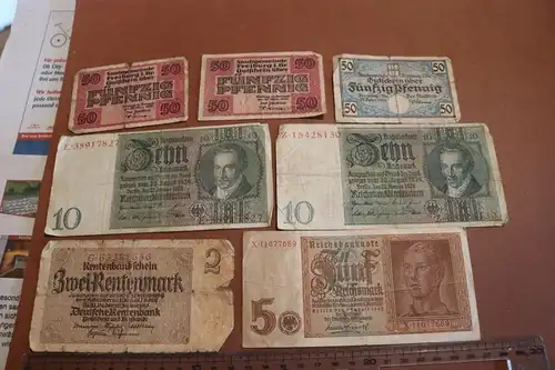 sieben alte Geldscheine Reichsmark und Notgeld von Freiburg