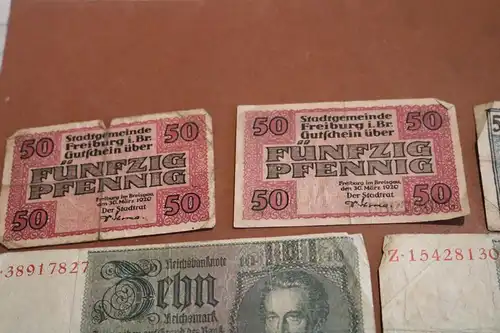 sieben alte Geldscheine Reichsmark und Notgeld von Freiburg