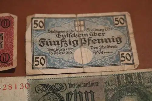 sieben alte Geldscheine Reichsmark und Notgeld von Freiburg