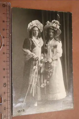 tolles altes Foto zwei hübsche Frauen in Kostümen - 1910  aus Laufen
