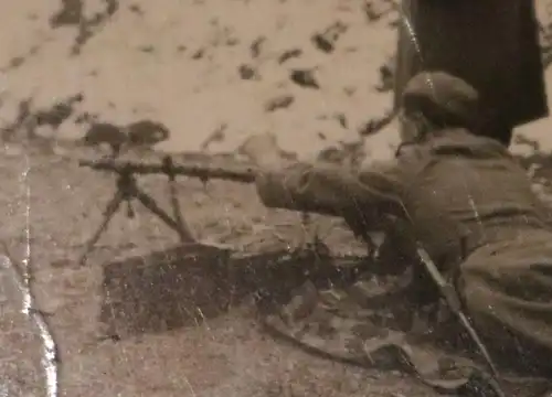 altes Foto - Soldaten am Übungsschiessen mit MG 