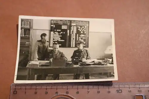 altes Foto - Soldaten im Büro ? - Tafel S.A.N.R. 563 mit Einteilungen ?