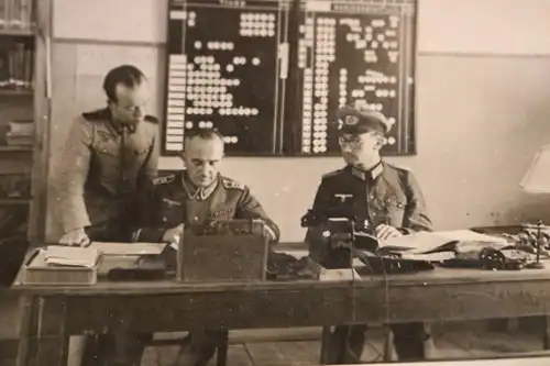 altes Foto - Soldaten im Büro ? - Tafel S.A.N.R. 563 mit Einteilungen ?