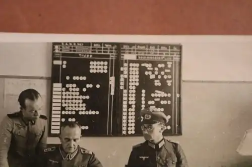 altes Foto - Soldaten im Büro ? - Tafel S.A.N.R. 563 mit Einteilungen ?