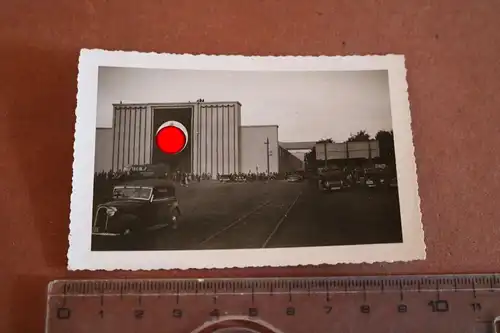 altes Foto  - große Fabrikhalle ??? Messehalle ?  Ort ??? 30-40er Jahre 