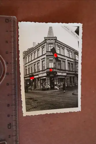 tolles altes Foto  - Strasse - Eckgebäude - Geschäft Thams & Garfs -  Ort ???