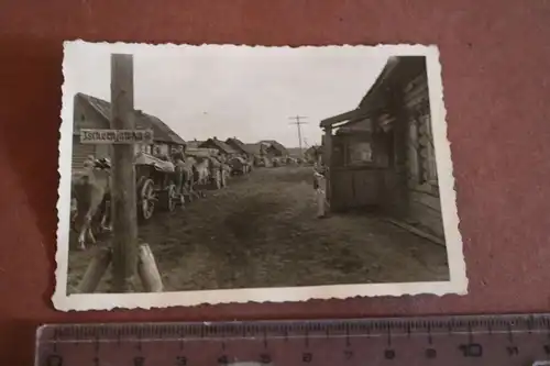 altes Foto  deutscher Vormarsch durch das Dorf Tschernjawka  Russland 