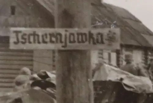 altes Foto  deutscher Vormarsch durch das Dorf Tschernjawka  Russland 