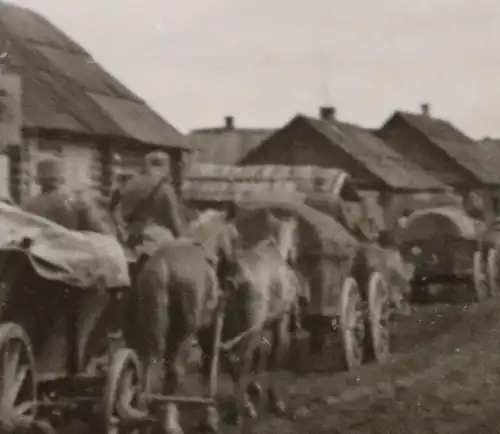 altes Foto  deutscher Vormarsch durch das Dorf Tschernjawka  Russland 