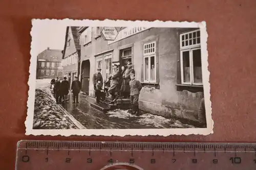 tolles altes Foto  - Soldaten vor dem Sander´s Hotel Inhaber Otto Magnus - Ort ?