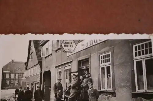 tolles altes Foto  - Soldaten vor dem Sander´s Hotel Inhaber Otto Magnus - Ort ?