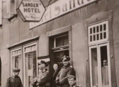 tolles altes Foto  - Soldaten vor dem Sander´s Hotel Inhaber Otto Magnus - Ort ?