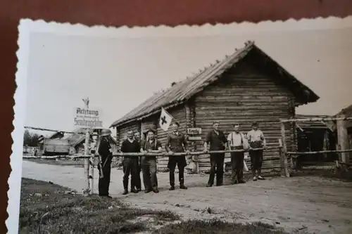 altes Foto  Soldaten Schranke Schild Seuchengefahr - Kresty - Wachsoldat Panzert