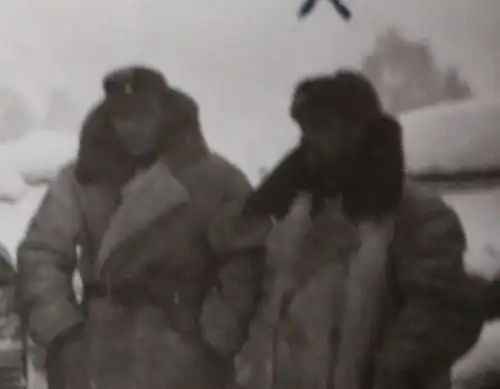 tolles altes Foto  - vier Soldaten dicke Wintermantel Eismeer 1942