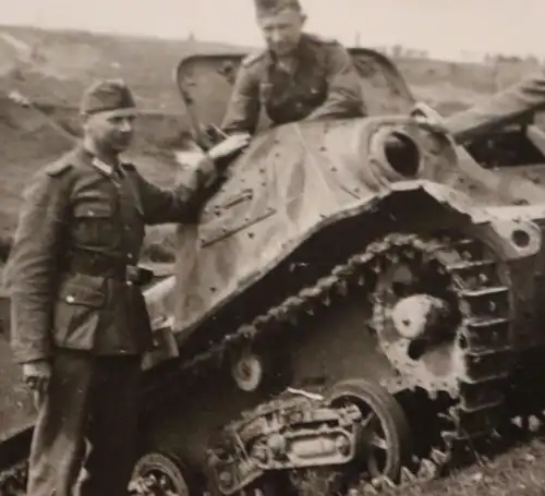 tolles altes Foto - russischer Beute Schlepper T-20 „Komsomolez“ im Balkan