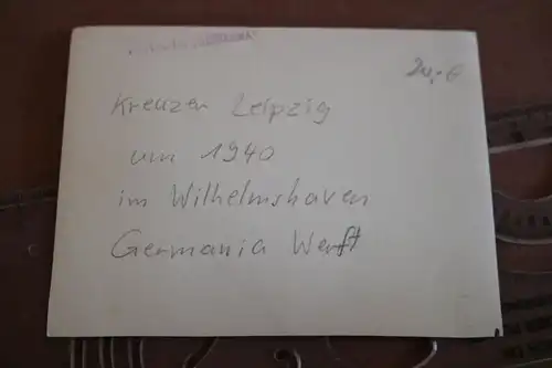 tolles altes Foto - Kreuzer Leipzig 40er Jahre in Wilhelmshafen - Germania Werft